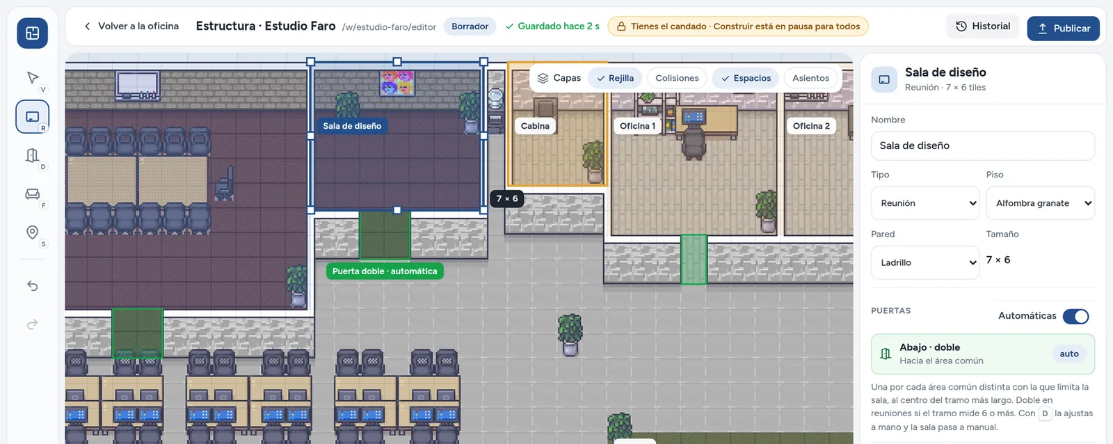 Captura del editor de Pasillo: una sala nueva seleccionada con sus tiradores, el panel de la sala a la derecha y el botón Publicar